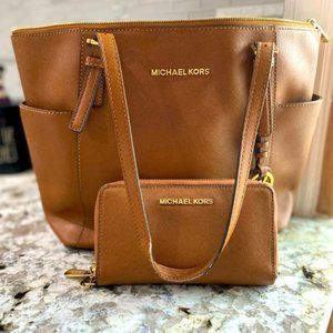 EUC🖤 Michael kors 2 piece bag with wallet